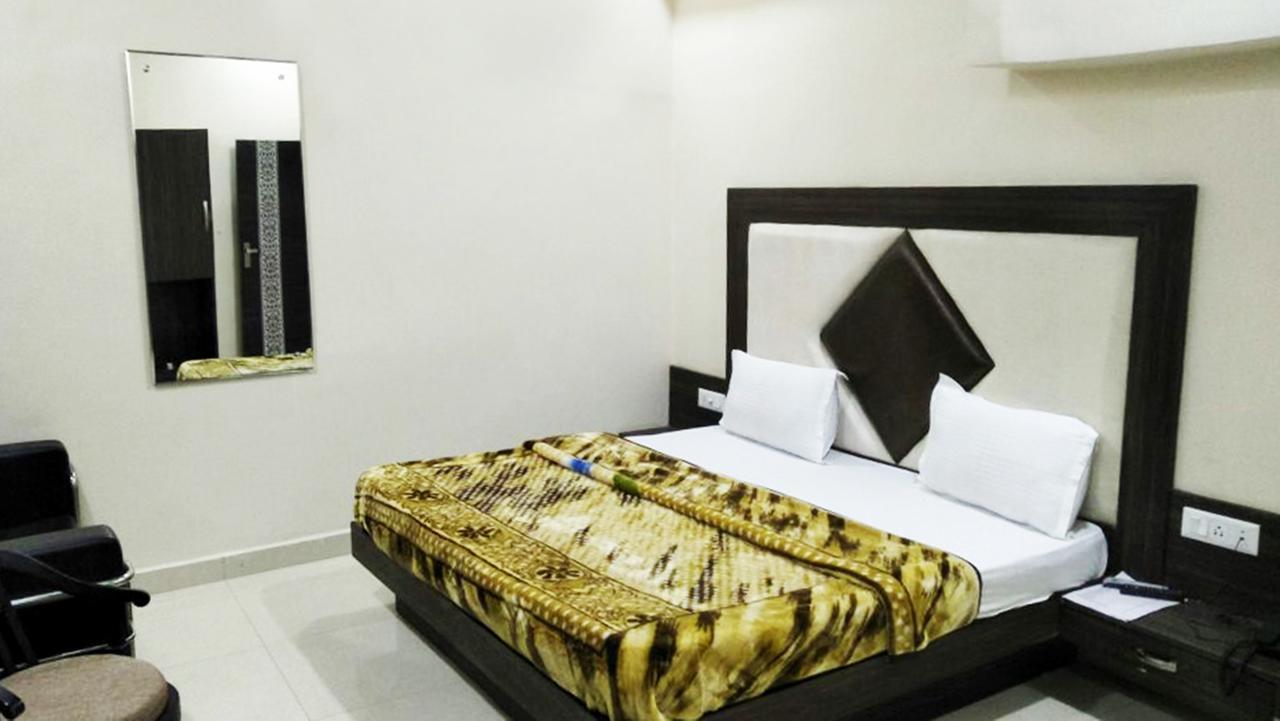 R.S Hotel & Restaurant Amritsar Esterno foto
